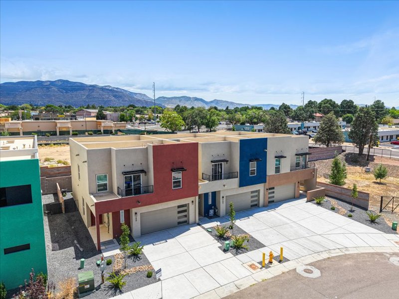 La Mirada community