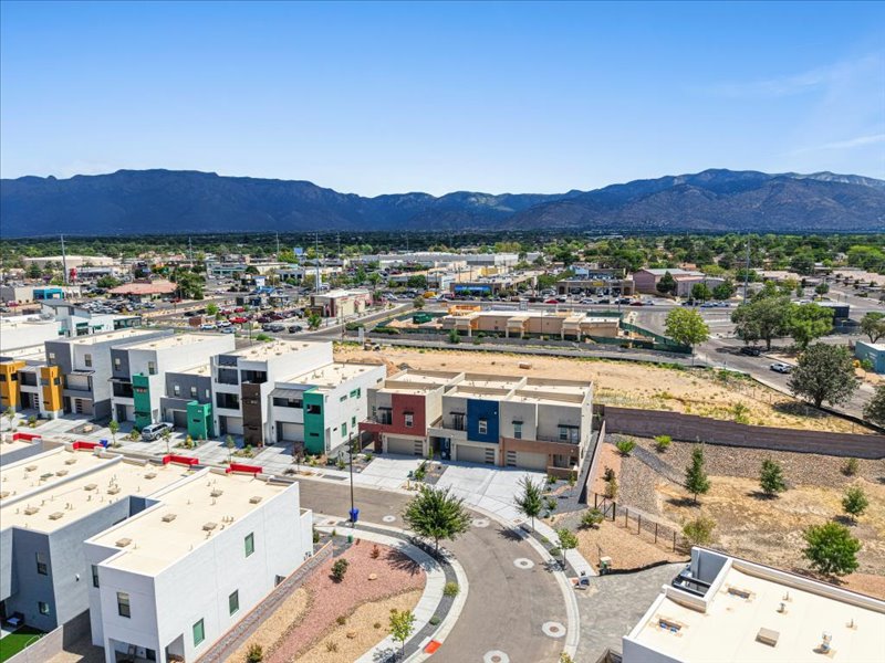 La Mirada community